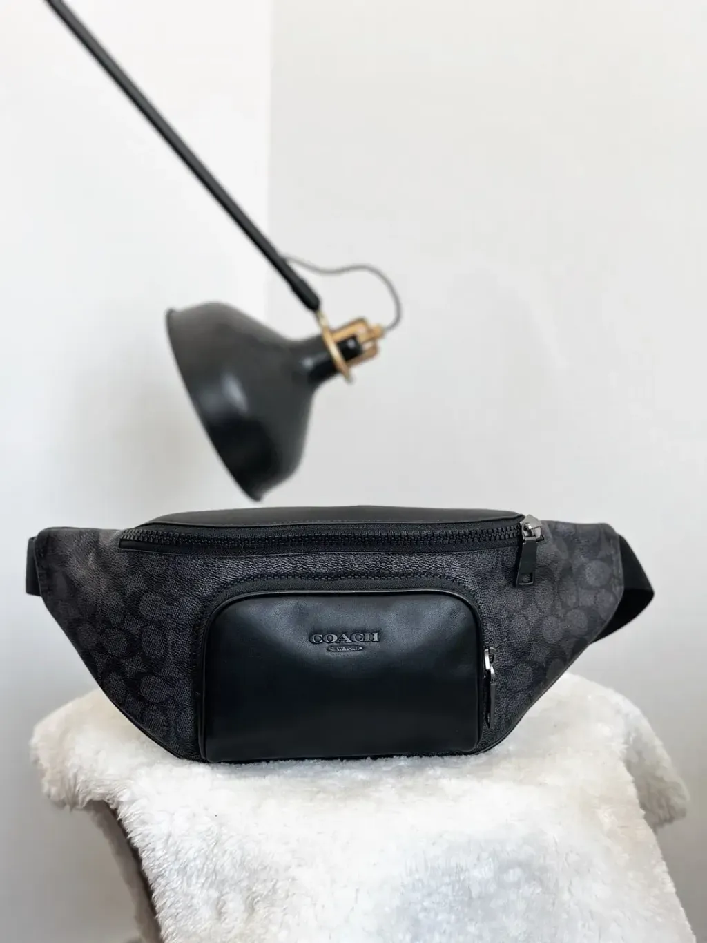 JuzBeauty_JuzBeautyMalaysia_JuzPretty_Authentic_Kbeauty_Malaysia_Skin_Care_Cosmetics_Jbeauty_Health_Care_korean_streetwear_US_Luxury_COACH CBF77 Racer Belt Bag In Signature Charcoal:Black 男款胸包4