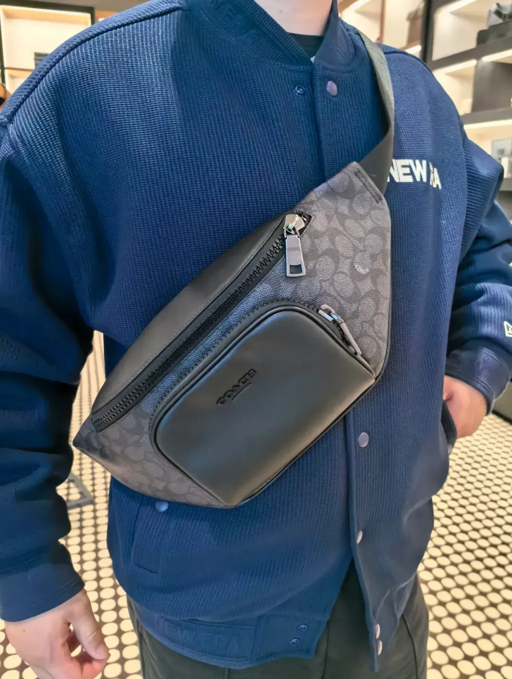 JuzBeauty_JuzBeautyMalaysia_JuzPretty_Authentic_Kbeauty_Malaysia_Skin_Care_Cosmetics_Jbeauty_Health_Care_korean_streetwear_US_Luxury_COACH CBF77 Racer Belt Bag In Signature Charcoal:Black 男款胸包1