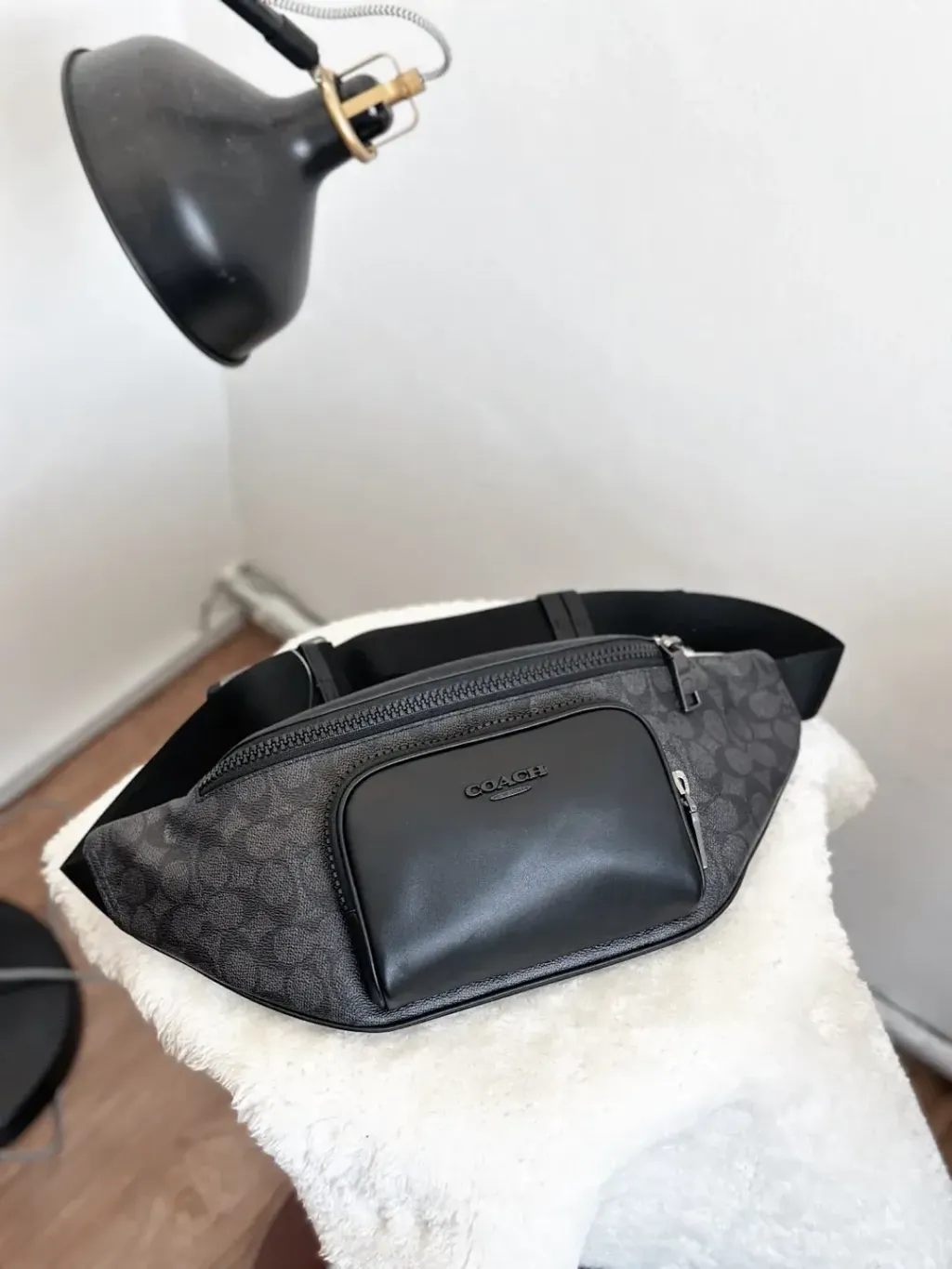JuzBeauty_JuzBeautyMalaysia_JuzPretty_Authentic_Kbeauty_Malaysia_Skin_Care_Cosmetics_Jbeauty_Health_Care_korean_streetwear_US_Luxury_COACH CBF77 Racer Belt Bag In Signature Charcoal:Black 男款胸包5