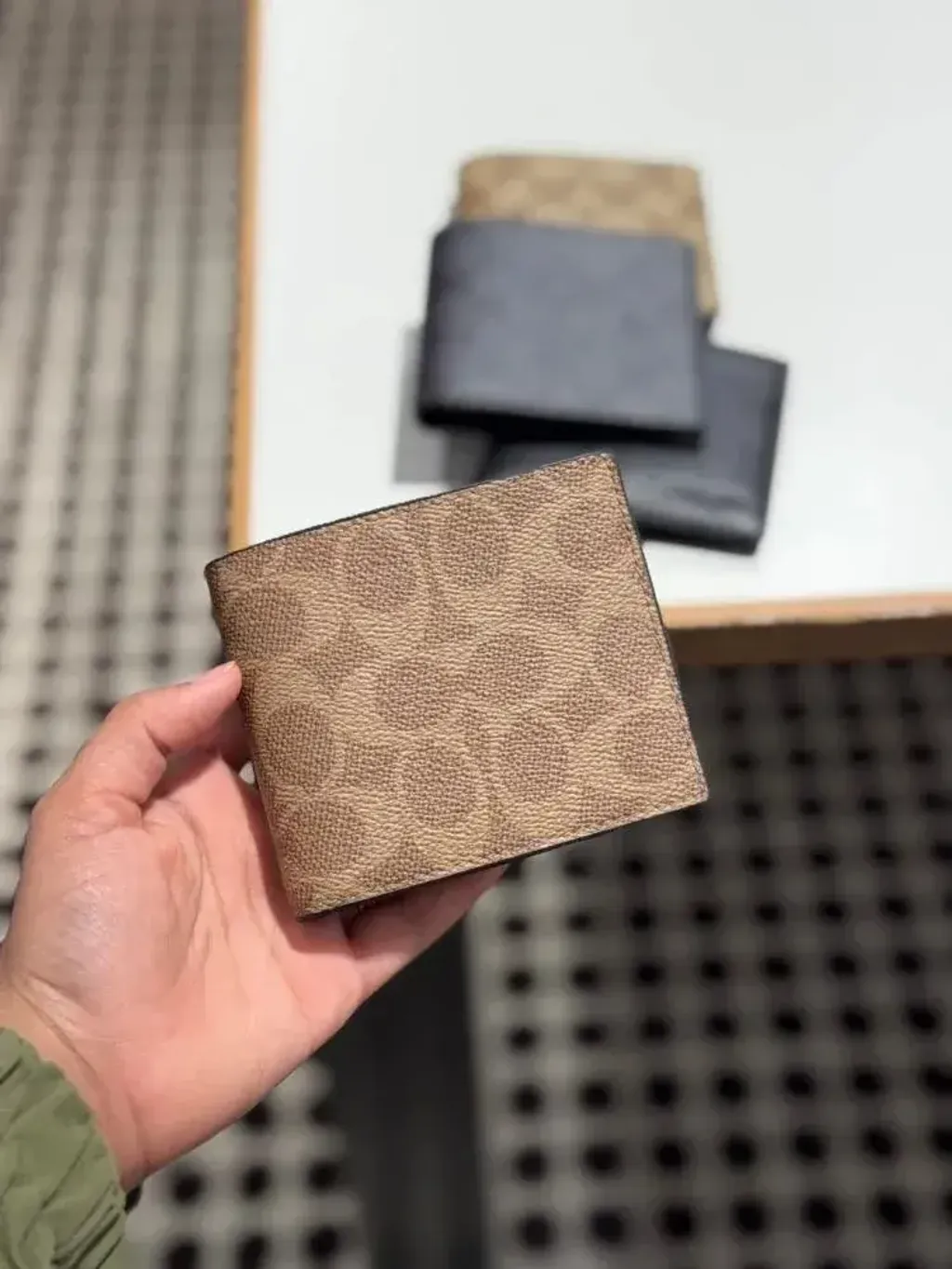 JuzBeauty_JuzBeautyMalaysia_JuzPretty_Authentic_Kbeauty_Malaysia_Skin_Care_Cosmetics_Jbeauty_Health_Care_korean_streetwear_US_Luxury_COACH CY394 ID Billfold Wallet In Signature Canvas In Tan:Black 男款钱包3