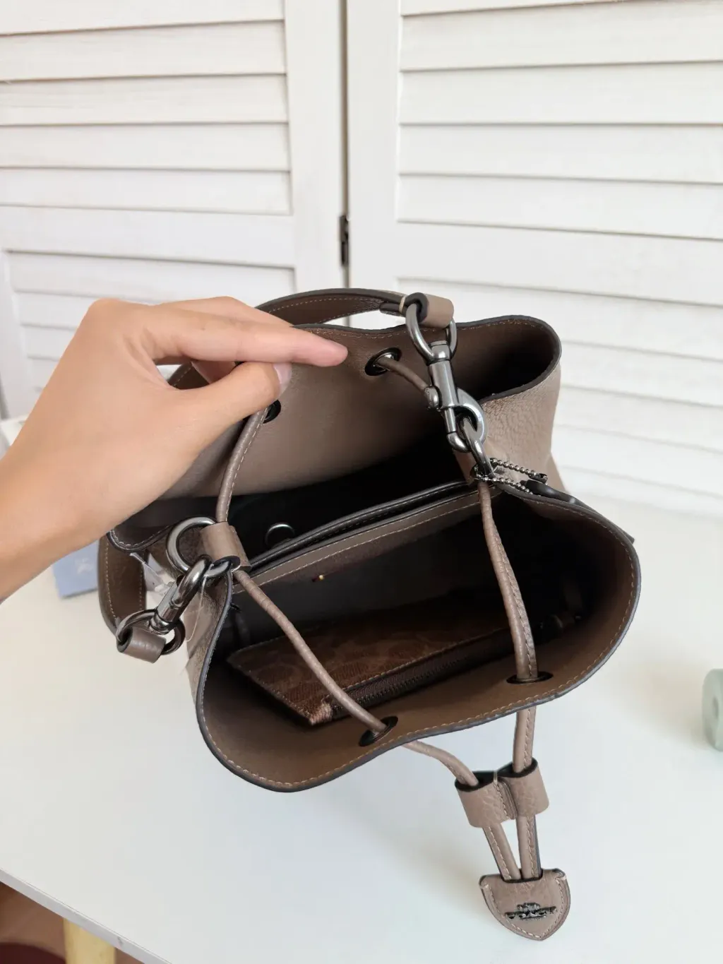 JuzBeauty_JuzBeautyMalaysia_JuzPretty_Authentic_Kbeauty_Malaysia_Skin_Care_Cosmetics_Jbeauty_Health_Care_korean_streetwear_US_Luxury_COACH CBH06 Rowan Bucket Bag In Dark Stone 水桶包4