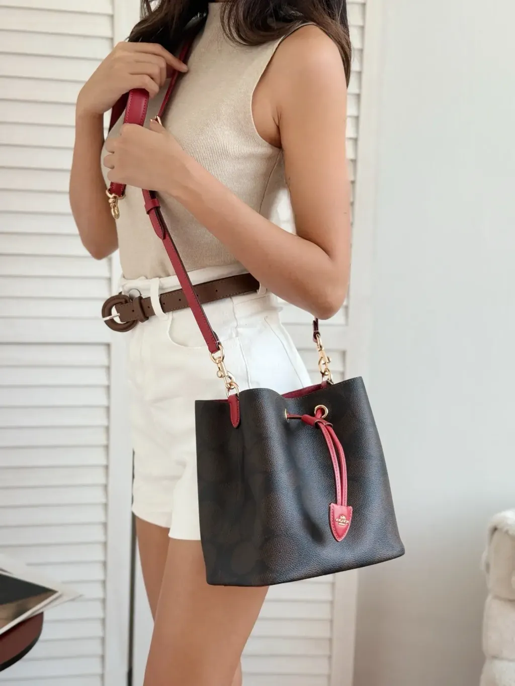 JuzBeauty_JuzBeautyMalaysia_JuzPretty_Authentic_Kbeauty_Malaysia_Skin_Care_Cosmetics_Jbeauty_Health_Care_korean_streetwear_US_Luxury_COACH CCD77 Rowan Bucket Bag In Maxi Signature Canvas In Walnut:True Red 水桶包1