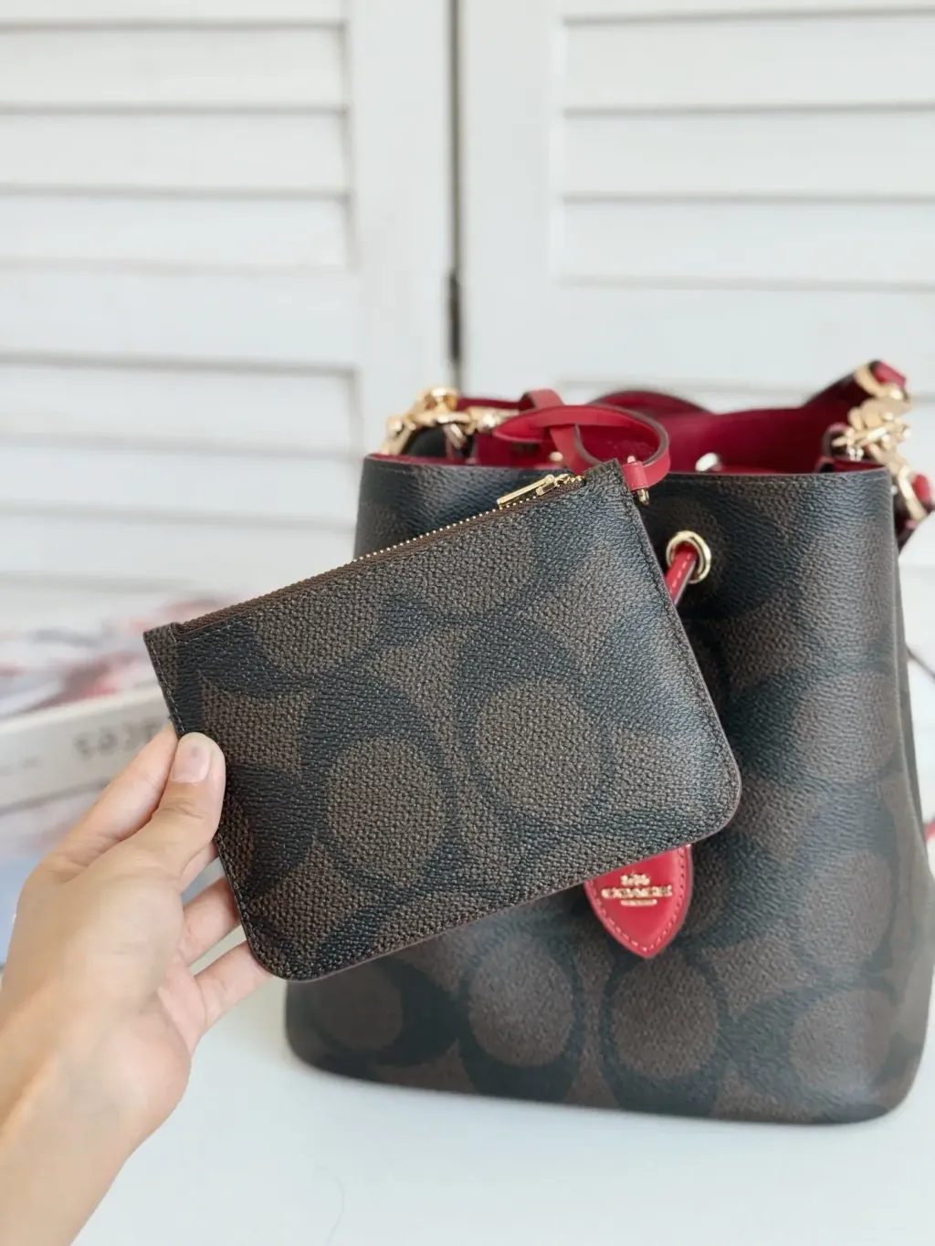 JuzBeauty_JuzBeautyMalaysia_JuzPretty_Authentic_Kbeauty_Malaysia_Skin_Care_Cosmetics_Jbeauty_Health_Care_korean_streetwear_US_Luxury_COACH CCD77 Rowan Bucket Bag In Maxi Signature Canvas In Walnut:True Red 水桶包5