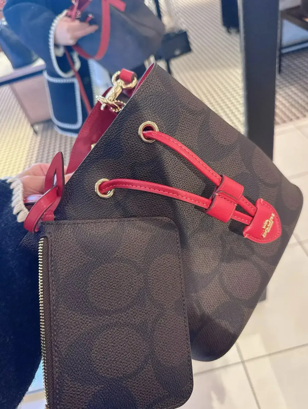 JuzBeauty_JuzBeautyMalaysia_JuzPretty_Authentic_Kbeauty_Malaysia_Skin_Care_Cosmetics_Jbeauty_Health_Care_korean_streetwear_US_Luxury_COACH CCD77 Rowan Bucket Bag In Maxi Signature Canvas In Walnut:True Red 水桶包9