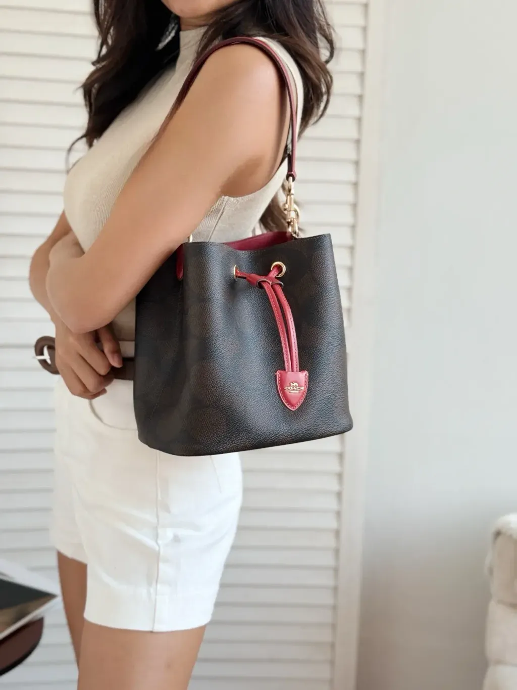 JuzBeauty_JuzBeautyMalaysia_JuzPretty_Authentic_Kbeauty_Malaysia_Skin_Care_Cosmetics_Jbeauty_Health_Care_korean_streetwear_US_Luxury_COACH CCD77 Rowan Bucket Bag In Maxi Signature Canvas In Walnut:True Red 水桶包3