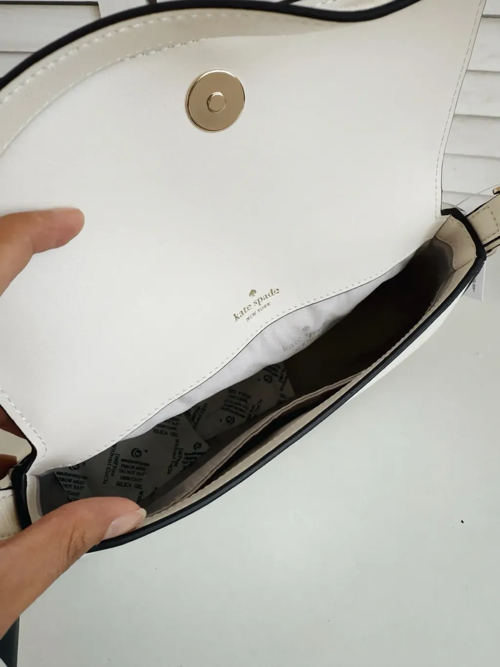 JuzBeauty_JuzBeautyMalaysia_JuzPretty_Authentic_Kbeauty_Malaysia_Skin_Care_Cosmetics_Jbeauty_Health_Care_korean_streetwear_US_Luxury_KATE SPADE KM677 Bridget Crinkle Patent Small Flap Shoulder Bag 腋下包6