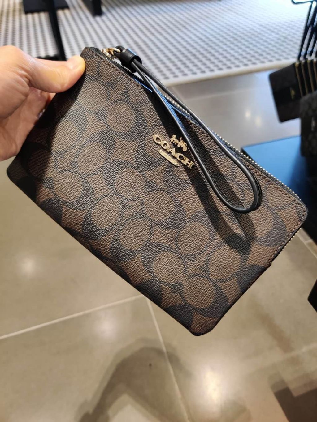 JuzBeauty_JuzBeautyMalaysia_JuzPretty_Authentic_Kbeauty_Malaysia_Skin_Care_Cosmetics_Jbeauty_Health_Care_korean_streetwear_US_COACH 6648 Large Corner Zip Wristlet in Signature Canvas Brown Black