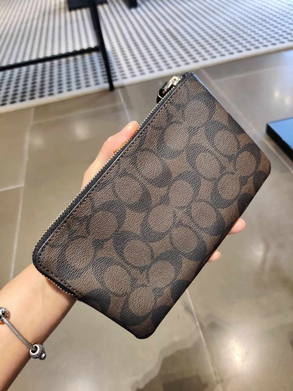 JuzBeauty_JuzBeautyMalaysia_JuzPretty_Authentic_Kbeauty_Malaysia_Skin_Care_Cosmetics_Jbeauty_Health_Care_korean_streetwear_US_COACH 6648 Large Corner Zip Wristlet in Signature Canvas Brown Black