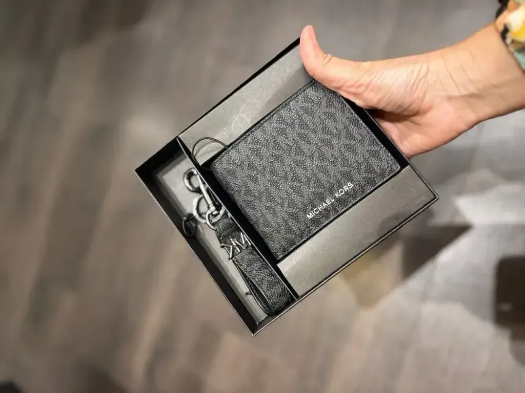 JuzBeauty_JuzBeautyMalaysia_JuzPretty_Authentic_Kbeauty_Malaysia_Skin_Care_Cosmetics_Jbeauty_Health_Care_korean_streetwear_US_Luxury_MICHAEL KORS 39H9LGFN5U Slim Billfold Wallet With Keychain Box Set In Black 男款钱包礼盒2