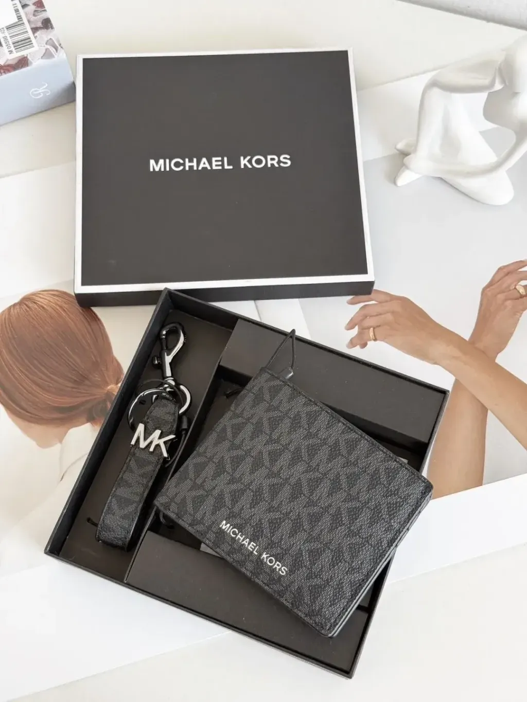 JuzBeauty_JuzBeautyMalaysia_JuzPretty_Authentic_Kbeauty_Malaysia_Skin_Care_Cosmetics_Jbeauty_Health_Care_korean_streetwear_US_Luxury_MICHAEL KORS 39H9LGFN5U Slim Billfold Wallet With Keychain Box Set In Black 男款钱包礼盒5