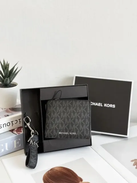 JuzBeauty_JuzBeautyMalaysia_JuzPretty_Authentic_Kbeauty_Malaysia_Skin_Care_Cosmetics_Jbeauty_Health_Care_korean_streetwear_US_Luxury_MICHAEL KORS 39H9LGFN5U Slim Billfold Wallet With Keychain Box Set In Black 男款钱包礼盒6