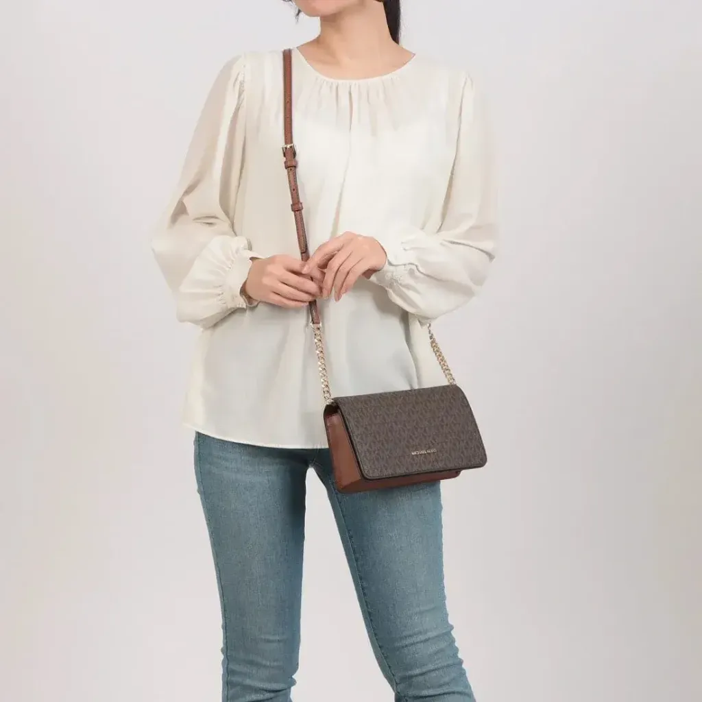 JuzBeauty_JuzBeautyMalaysia_JuzPretty_Authentic_Kbeauty_Malaysia_Skin_Care_Cosmetics_Jbeauty_Health_Care_korean_streetwear_US_Luxury_MICHAEL KORS 35F5GTVC8B Jet Set Medium Signature Logo Crossbody Bag in Brown 斜挎包2