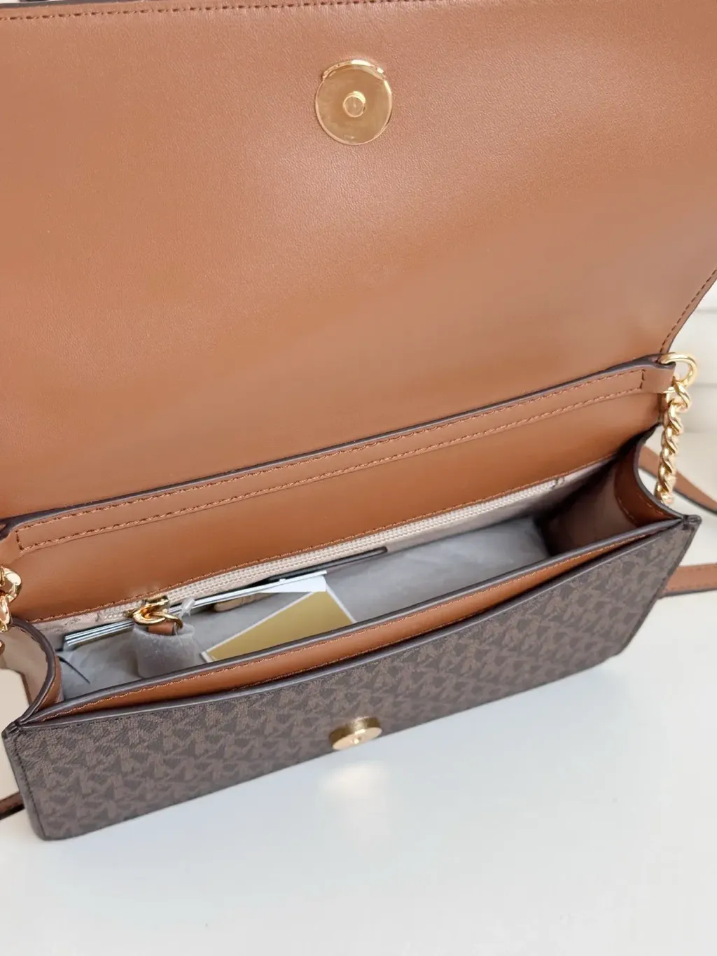 JuzBeauty_JuzBeautyMalaysia_JuzPretty_Authentic_Kbeauty_Malaysia_Skin_Care_Cosmetics_Jbeauty_Health_Care_korean_streetwear_US_Luxury_MICHAEL KORS 35F5GTVC8B Jet Set Medium Signature Logo Crossbody Bag in Brown 斜挎包5