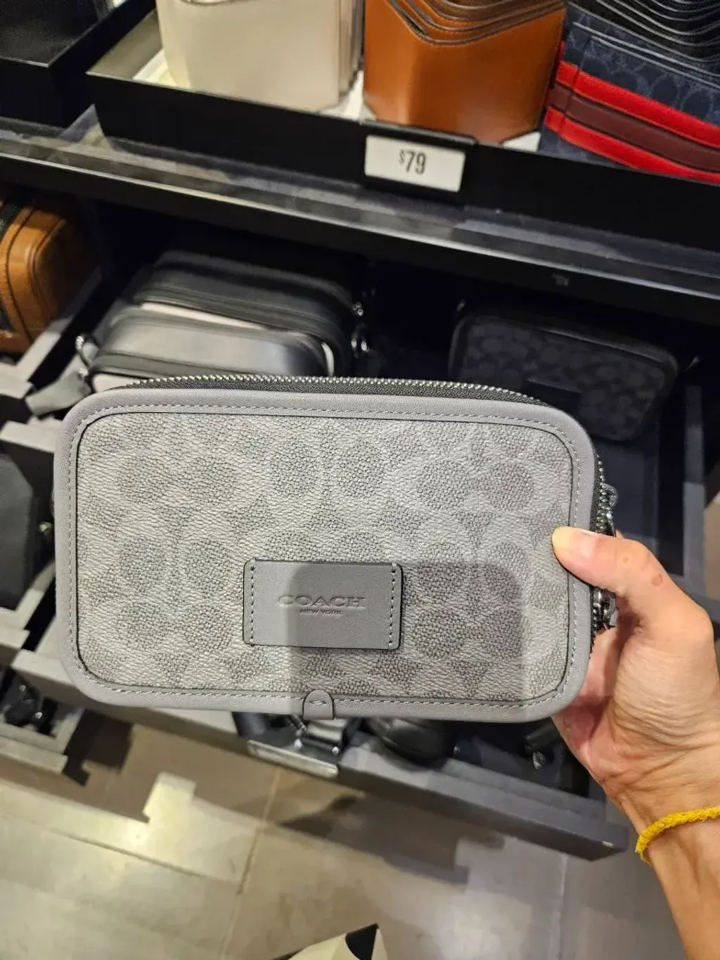 JuzBeauty_JuzBeautyMalaysia_JuzPretty_Authentic_Kbeauty_Malaysia_Skin_Care_Cosmetics_Jbeauty_Health_Care_korean_streetwear_US_Luxury_COACH CW365 Wyatt Crossbody in Signature Canvas in Grey:Charcoal 男款斜挎包3