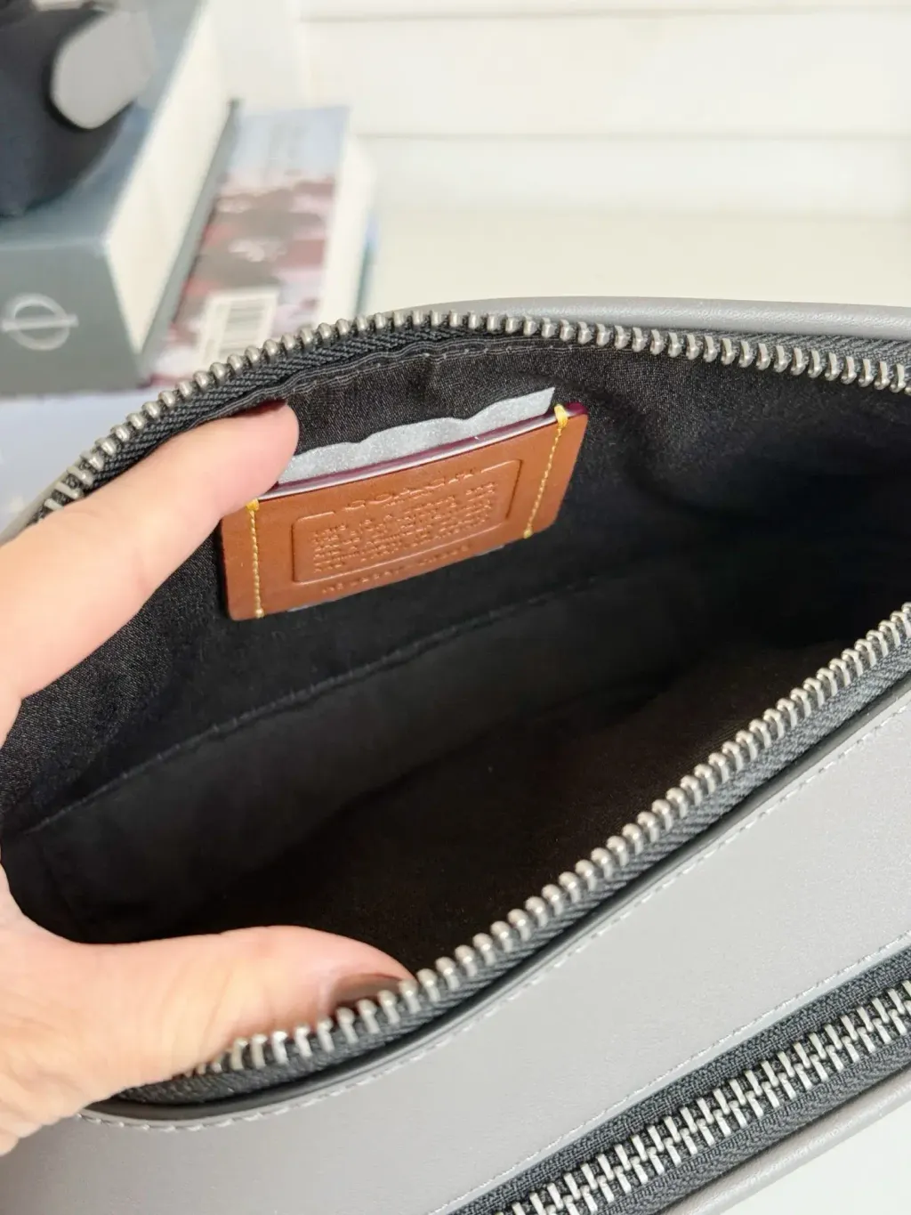 JuzBeauty_JuzBeautyMalaysia_JuzPretty_Authentic_Kbeauty_Malaysia_Skin_Care_Cosmetics_Jbeauty_Health_Care_korean_streetwear_US_Luxury_COACH CW365 Wyatt Crossbody in Signature Canvas in Grey:Charcoal 男款斜挎包4