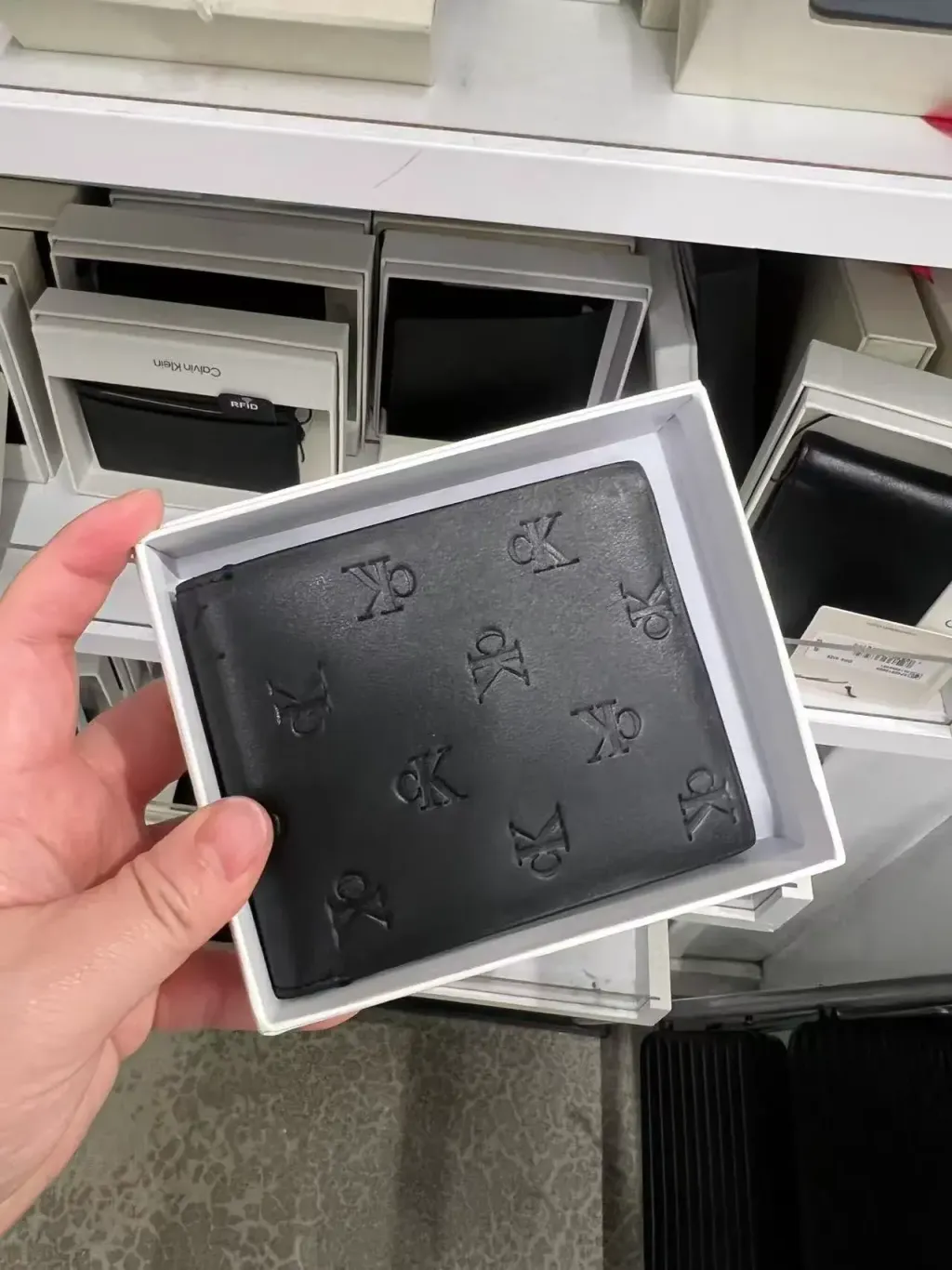 JuzBeauty_JuzBeautyMalaysia_JuzPretty_Authentic_Kbeauty_Malaysia_Skin_Care_Cosmetics_Jbeauty_Health_Care_korean_streetwear_US_Luxury_CALVIN KLEIN SP40603814 Men Wallet Boxed Set 男款钱包6