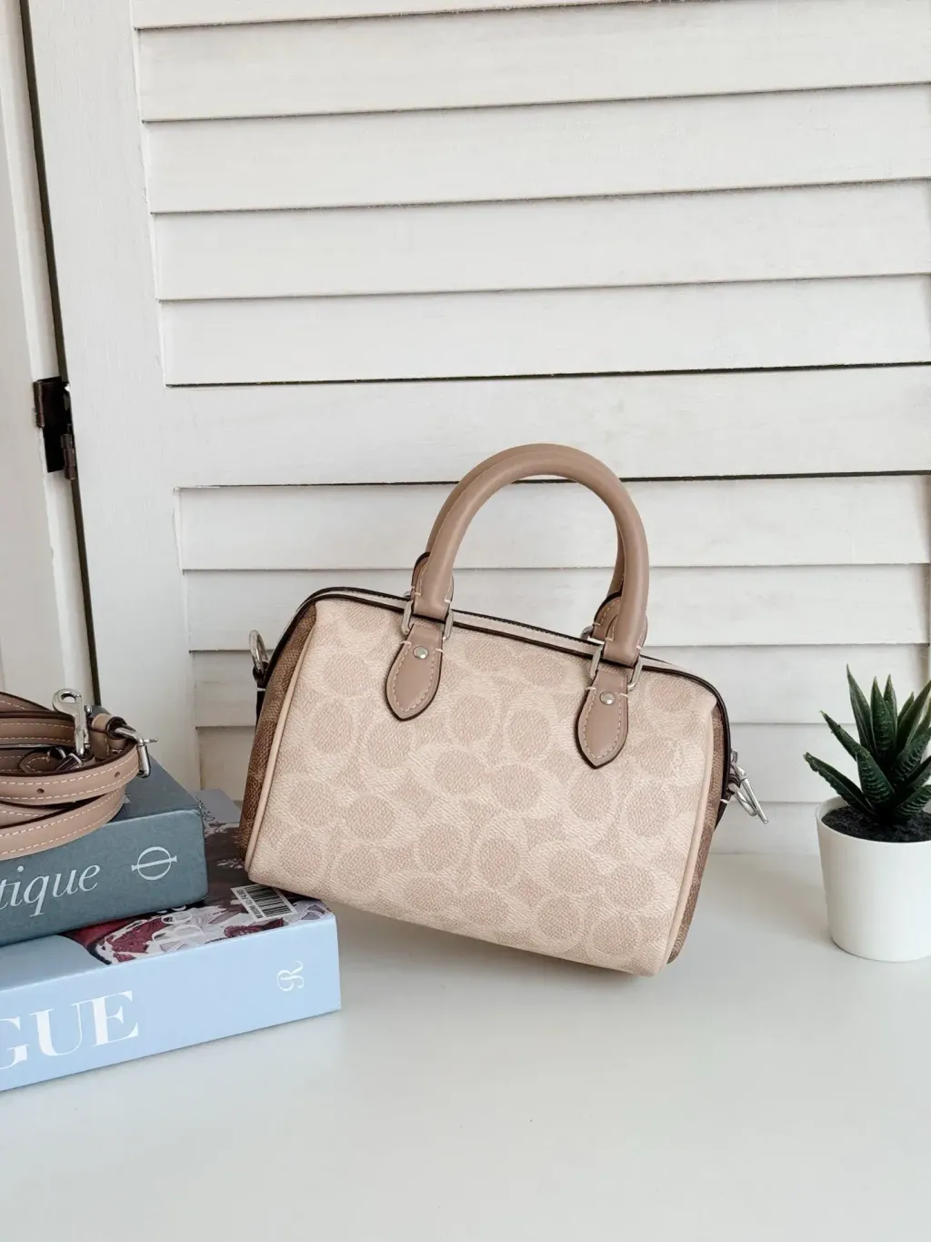 JuzBeauty_JuzBeautyMalaysia_JuzPretty_Authentic_Kbeauty_Malaysia_Skin_Care_Cosmetics_Jbeauty_Health_Care_korean_streetwear_US_Luxury_COACH CW330 Mini Rowan Crossbody Bag in Blocked Signature Canvas 枕头包5