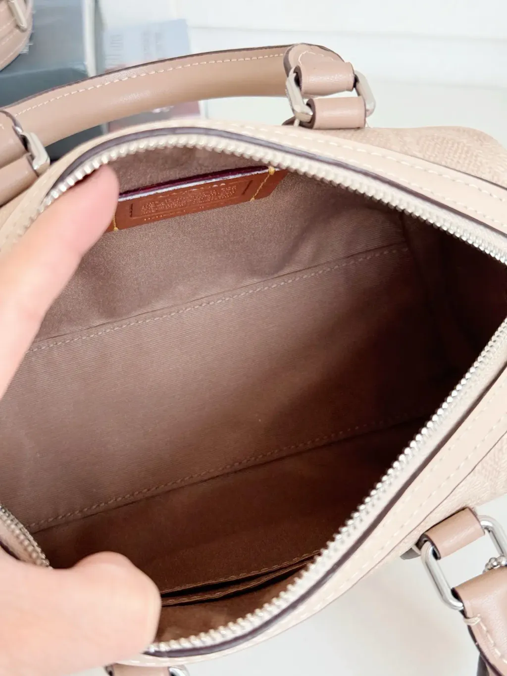 JuzBeauty_JuzBeautyMalaysia_JuzPretty_Authentic_Kbeauty_Malaysia_Skin_Care_Cosmetics_Jbeauty_Health_Care_korean_streetwear_US_Luxury_COACH CW330 Mini Rowan Crossbody Bag in Blocked Signature Canvas 枕头包4