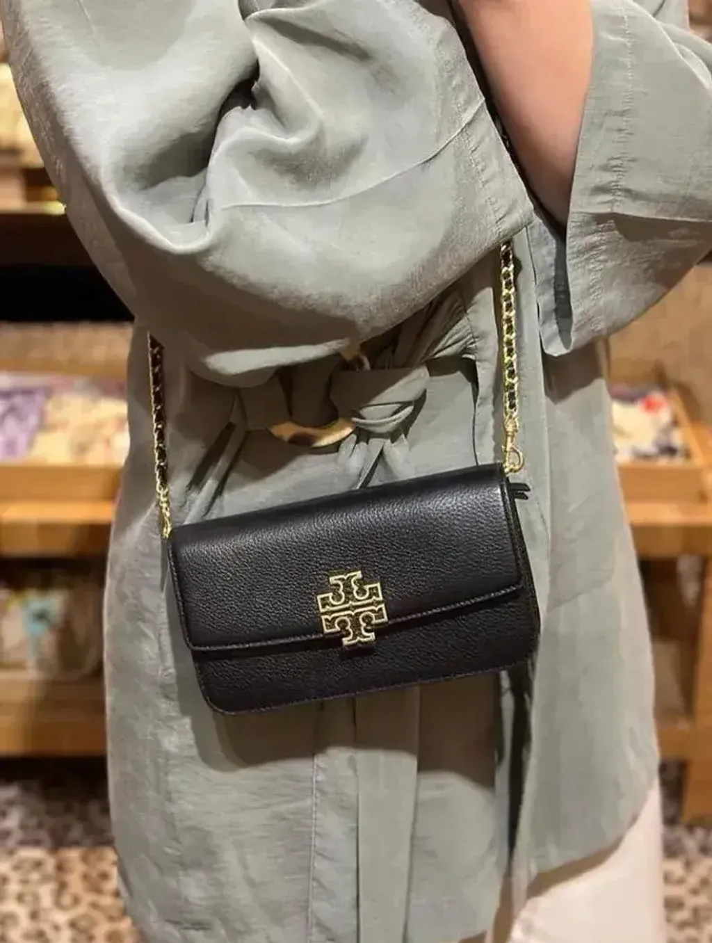 JuzBeauty_JuzBeautyMalaysia_JuzPretty_Authentic_Kbeauty_Malaysia_Skin_Care_Cosmetics_K-Beauty_Health_Care_korean_streetwear_US_Luxury_TORY BURCH 141012 Britten Chain Wallet With Wristlet Crossbody Bag In Black 斜挎包1