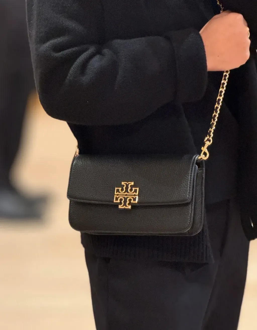 JuzBeauty_JuzBeautyMalaysia_JuzPretty_Authentic_Kbeauty_Malaysia_Skin_Care_Cosmetics_K-Beauty_Health_Care_korean_streetwear_US_Luxury_TORY BURCH 141012 Britten Chain Wallet With Wristlet Crossbody Bag In Black 斜挎包8