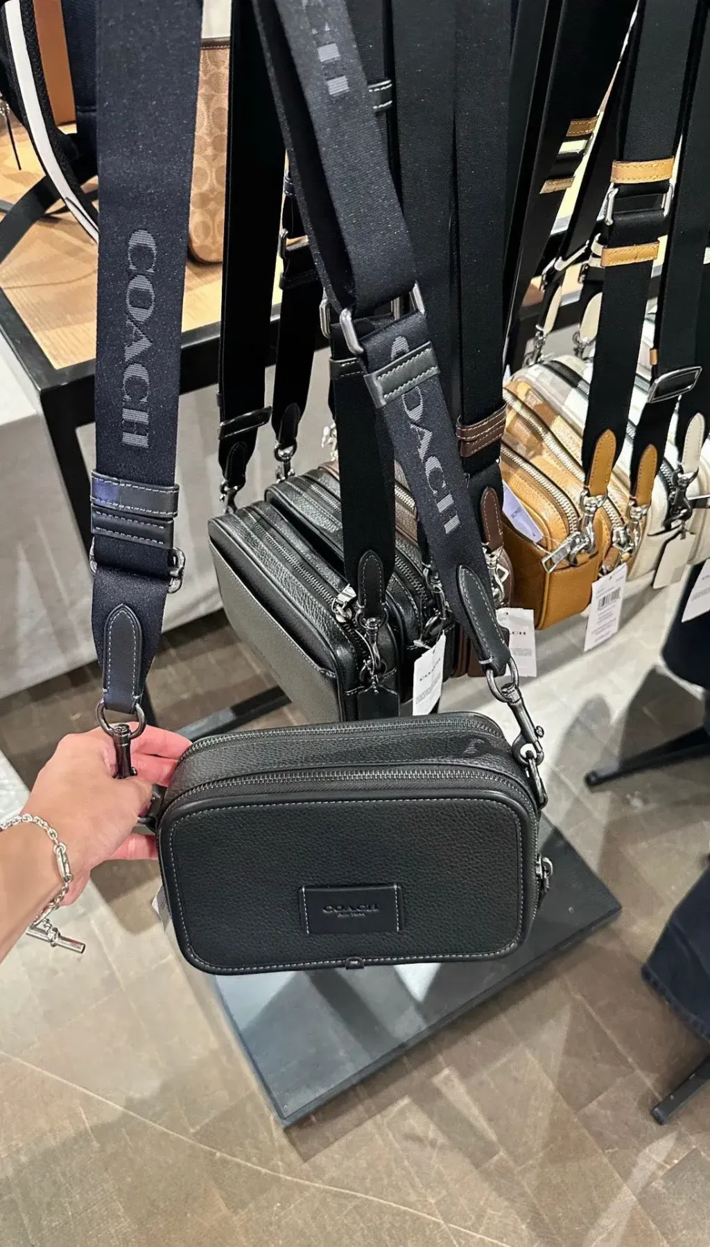 JuzBeauty_JuzBeautyMalaysia_JuzPretty_Authentic_Kbeauty_Malaysia_Skin_Care_Cosmetics_Jbeauty_Health_Care_korean_streetwear_US_Luxury_COACH CM113 Wyatt Crossbody In Black 男款相机包12