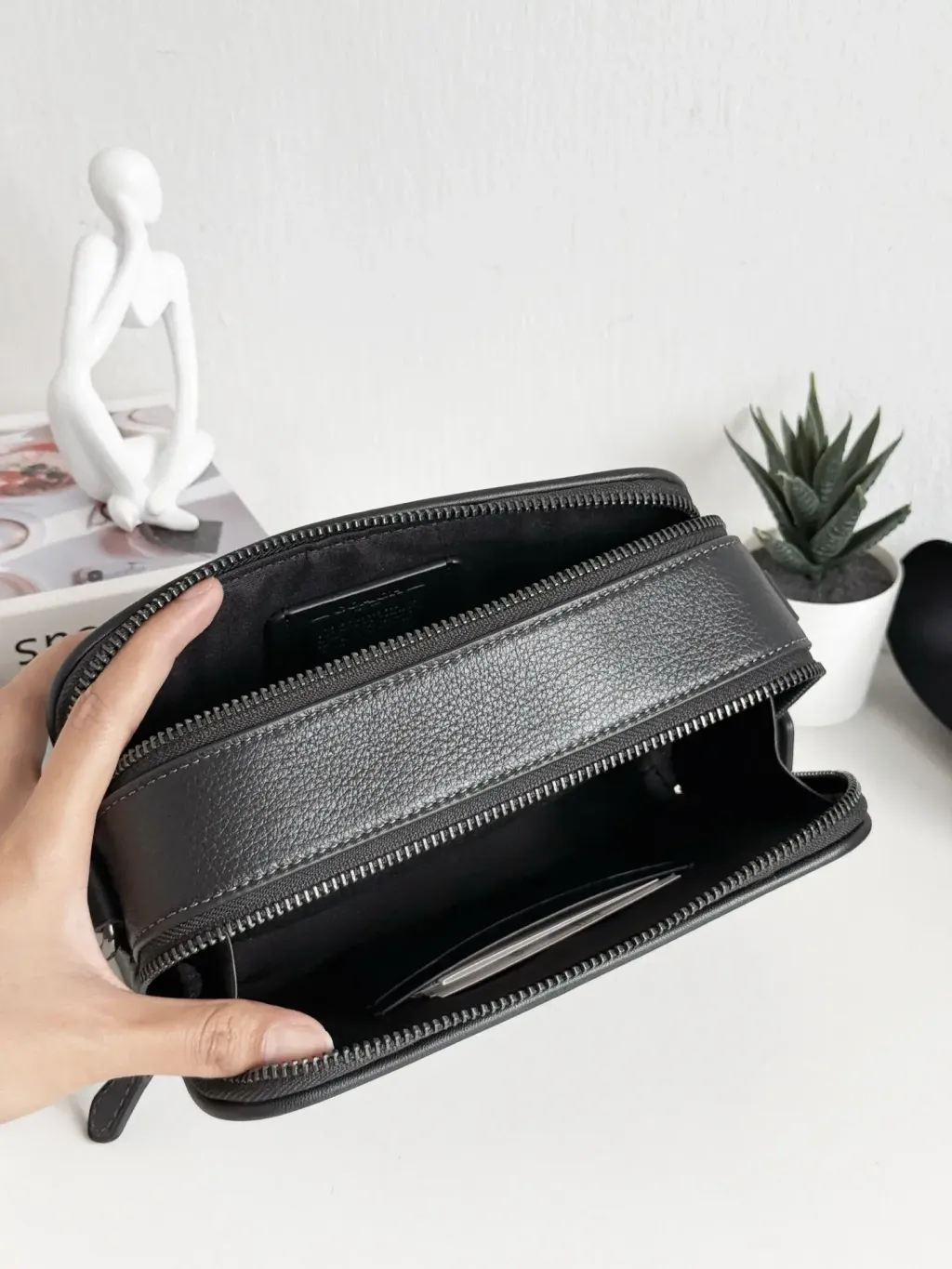 JuzBeauty_JuzBeautyMalaysia_JuzPretty_Authentic_Kbeauty_Malaysia_Skin_Care_Cosmetics_Jbeauty_Health_Care_korean_streetwear_US_Luxury_COACH CM113 Wyatt Crossbody In Black 男款相机包7