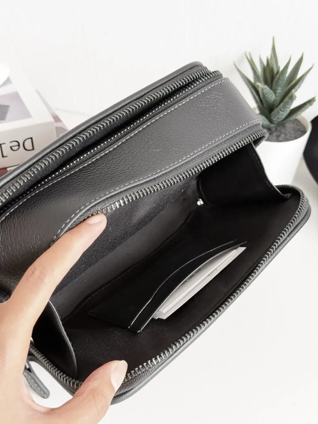 JuzBeauty_JuzBeautyMalaysia_JuzPretty_Authentic_Kbeauty_Malaysia_Skin_Care_Cosmetics_Jbeauty_Health_Care_korean_streetwear_US_Luxury_COACH CM113 Wyatt Crossbody In Black 男款相机包6