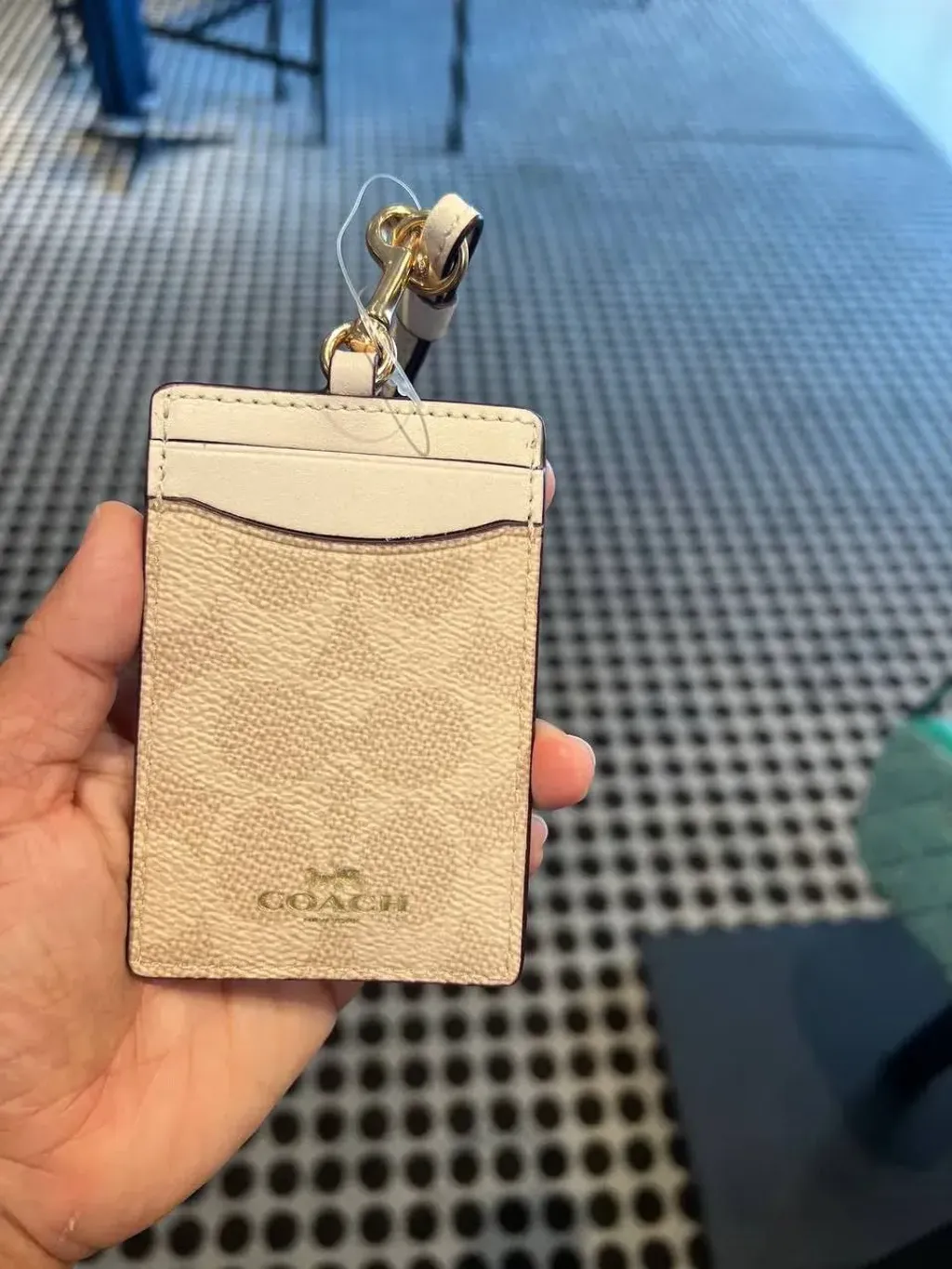 JuzBeauty_JuzBeautyMalaysia_JuzPretty_Authentic_Kbeauty_Malaysia_Skin_Care_Cosmetics_Jbeauty_Health_Care_korean_streetwear_US_Luxury_COACH CZ285 ID Lanyard In Signature Canvas Sand:Chalk 吊牌2