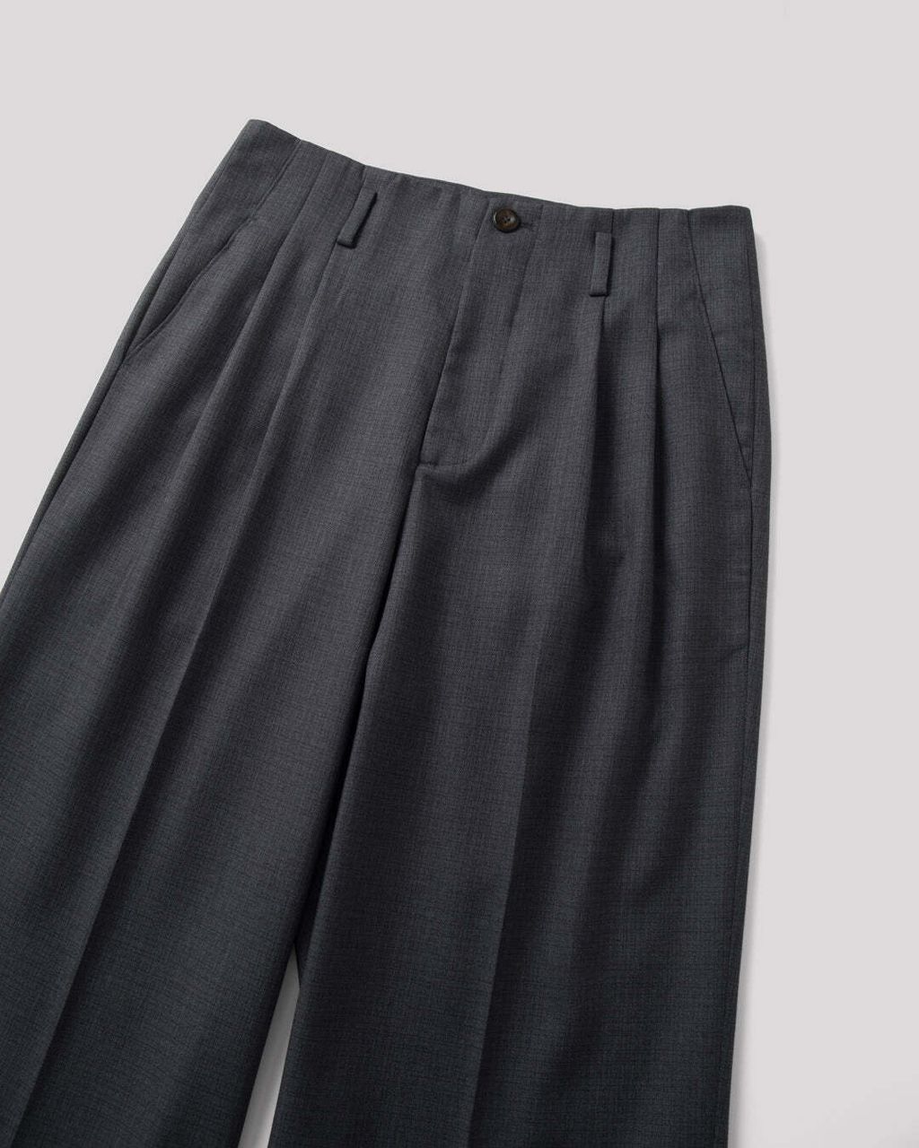 AiryTropicalWoolTouchTwo-TuckSlacks-Charcoal_1080x1350150ppi_-3