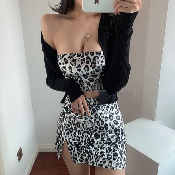 黑店】歐美辣妹金屬扣帶平口背心辣妹性感短版背心素色合身露腰 黑店】歐美辣妹金屬扣帶平口背心辣妹性感短版背心素色合身露腰