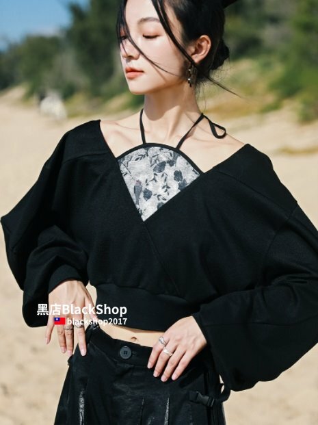 黑店】歐美辣妹金屬扣帶平口背心辣妹性感短版背心素色合身露腰 黑店】歐美辣妹金屬扣帶平口背心辣妹性感短版背心素色合身露腰