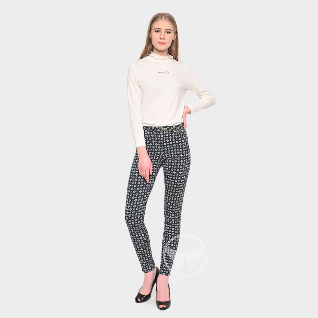 AWM252-Kathy-Black