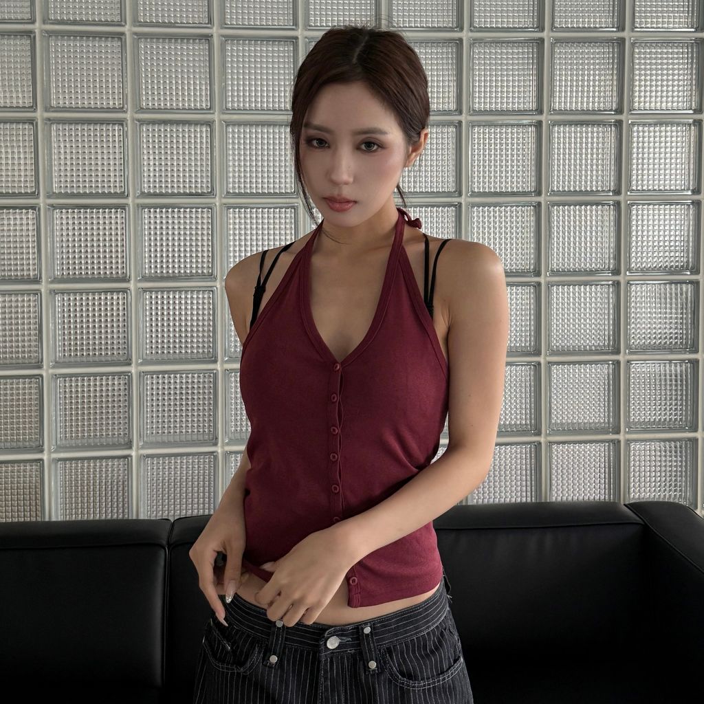 LINE_ALBUM_酒紅繞脖背心_260728_1 2