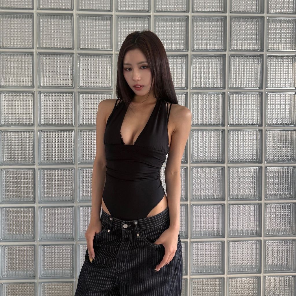 LINE_ALBUM_深V連身衣_260728_1 2