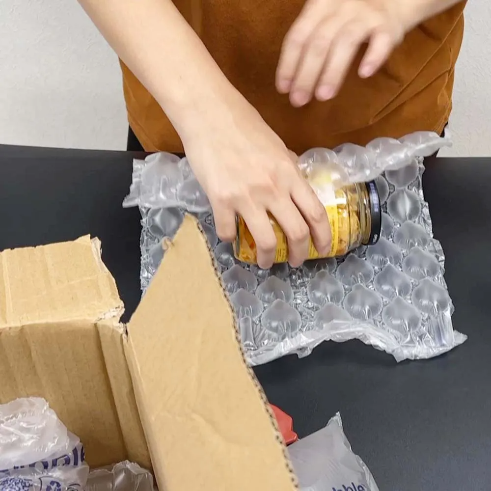使用強力氣泡布包裝玻璃罐頭，防止碰撞破裂