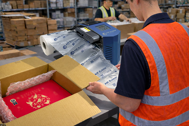 年節出貨現場使用緩衝氣墊機即時充氣包裝，確保氣泡布緩衝品質一致並維持穩定包裝效率