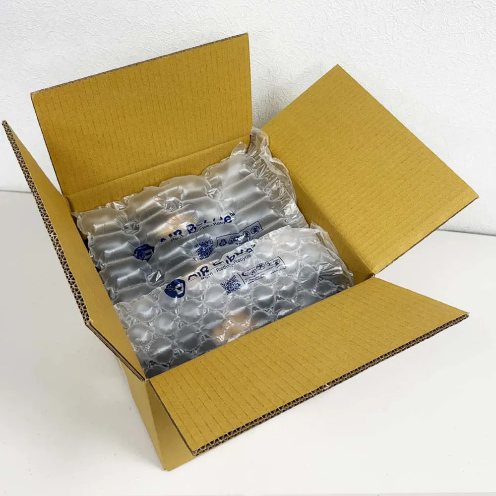 年節餅乾禮盒出貨包裝示意，禮盒上下鋪設強力氣泡布，建立基本緩衝層，適合大量出貨作業