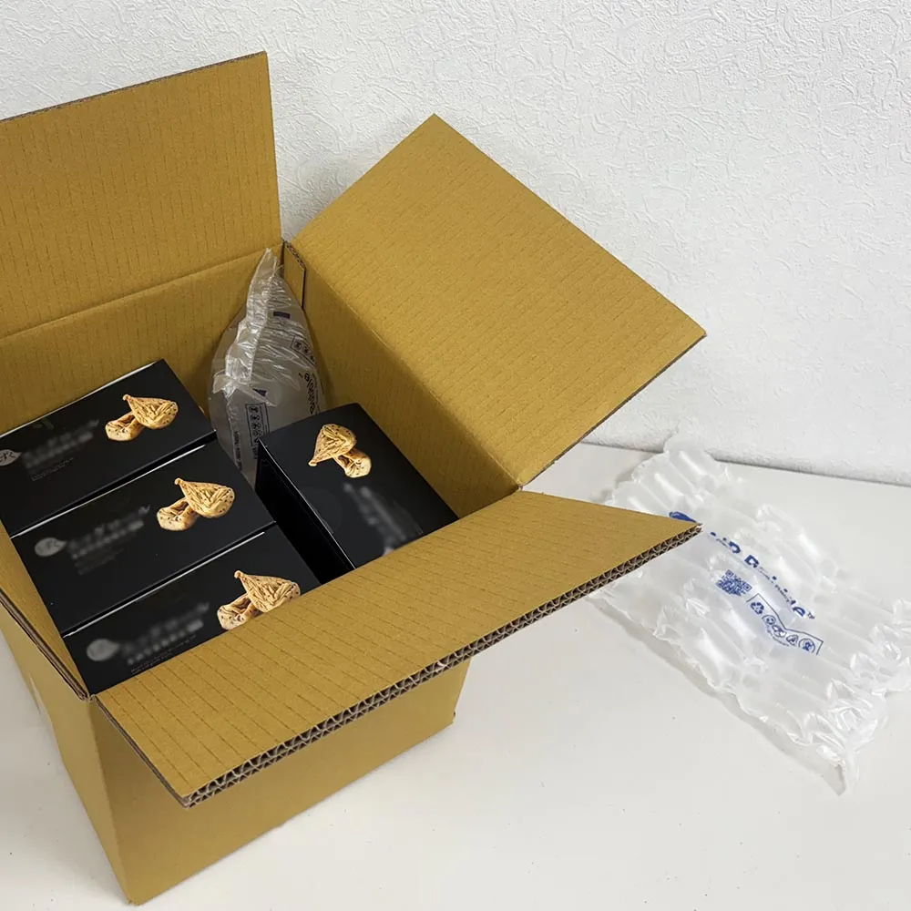 年節餅乾禮盒填充式包裝配置，於禮盒周邊加入氣泡布固定，抑制內容物晃動