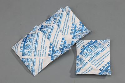 我們先從 乾燥劑的種類 說起,食品乾燥劑的種類 一共有以下幾種: 生石灰乾燥劑 , 矽膠乾燥劑 , 蒙脫石乾燥劑 , 氯化鈣乾燥劑 , 二氧化矽乾燥劑 ,而這麼多種類的乾燥劑當中,能夠 重覆使用 的只有 矽膠乾燥劑 而已。 矽膠乾燥劑 :主要的原料 「矽膠」 是一種高微孔結構的含水二氧化矽,無毒、無味、無嗅,化學性質相當穩定,且具有強烈的吸濕性能,是一種高活性吸附的材料。