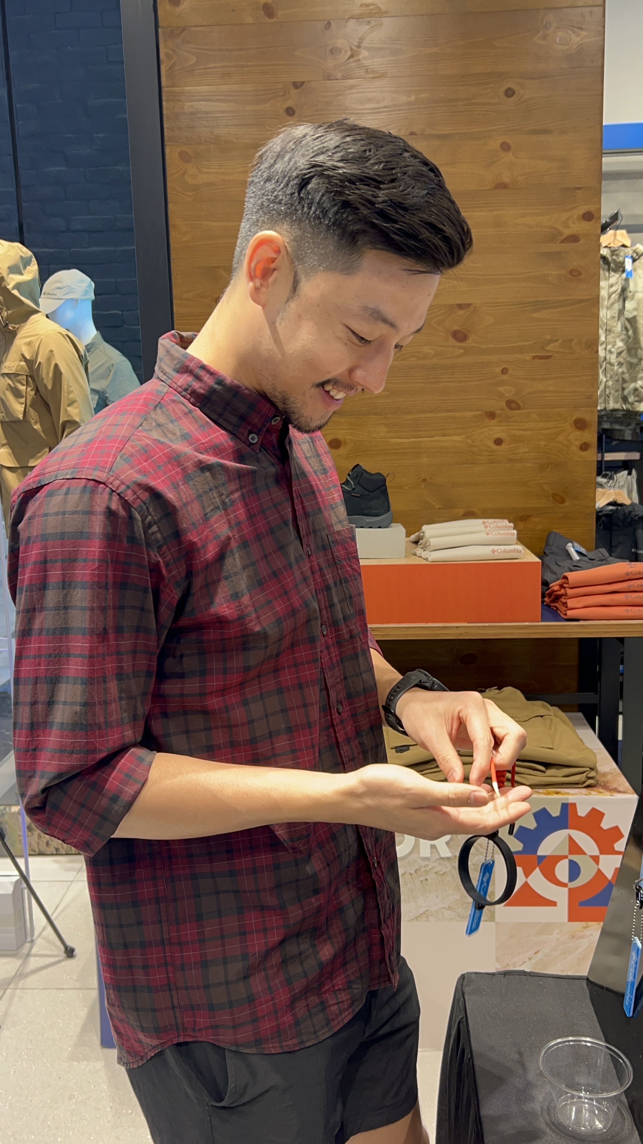 Event guests creating personalised doorgifts at DIY workshop corporate-gift-event-guests-product-launch