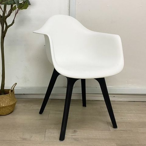 DORIS-ARM-CHAIR-WITH-PLASTIC-BASE-WHITE-600x600