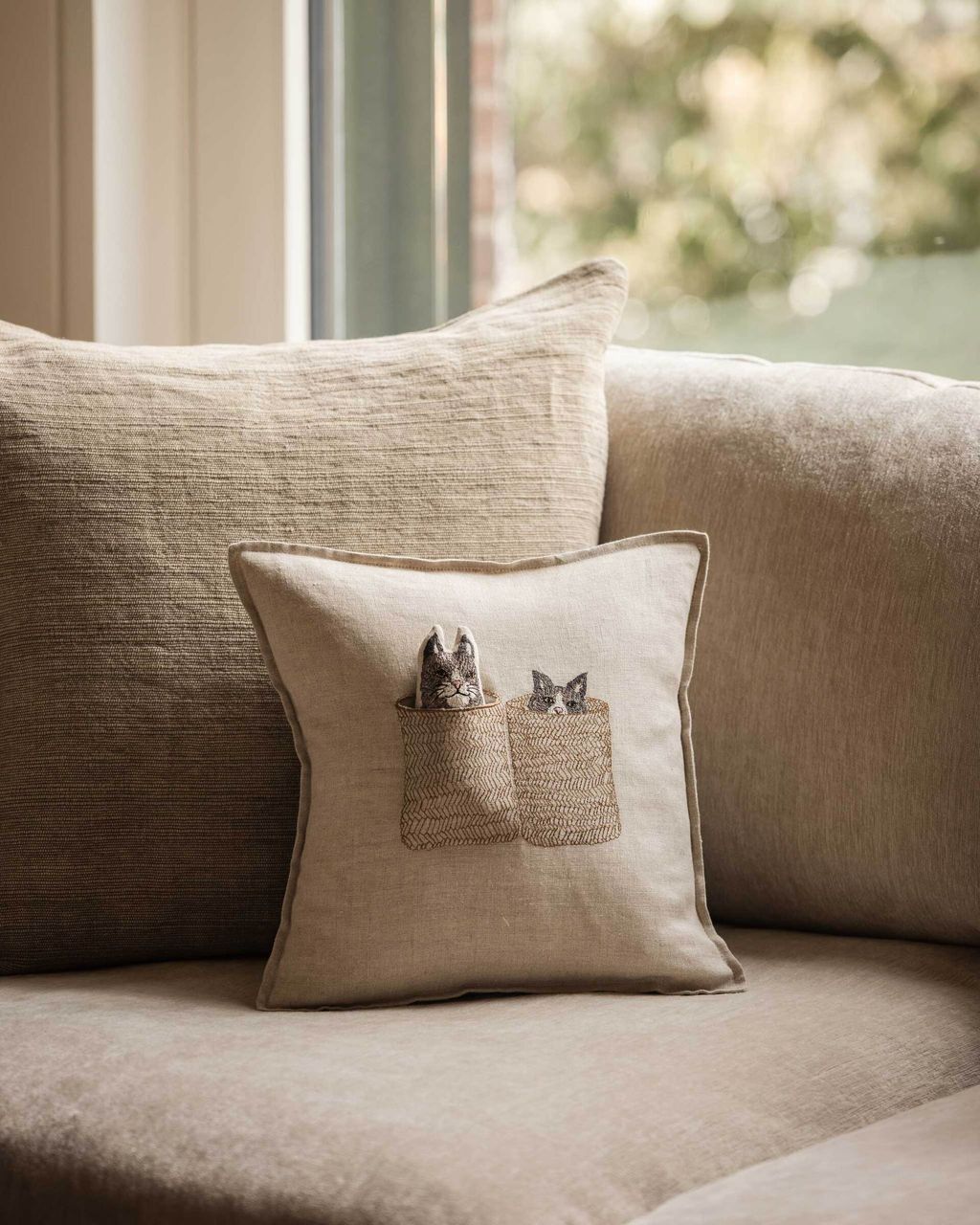 coralandtusk_pillow_basket_cats_45_s26