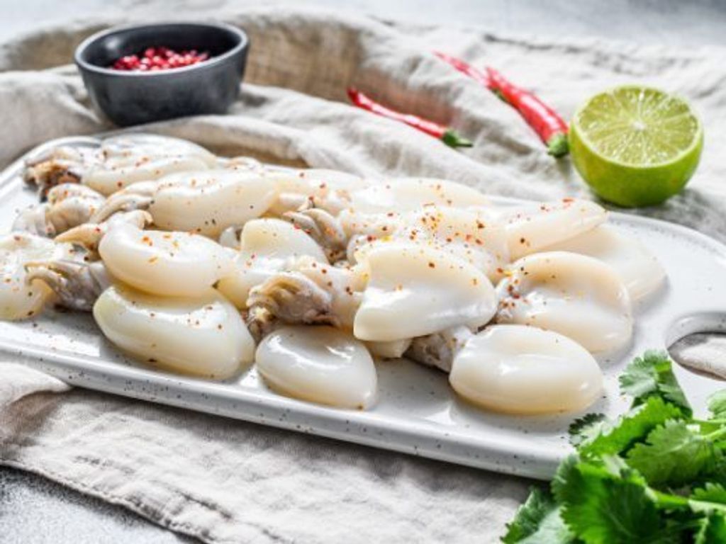 seppie-fresche-con-peperoncino-e-prezzemolo-su-un-tagliere-sfondo-grigio_89816-7388-520x390