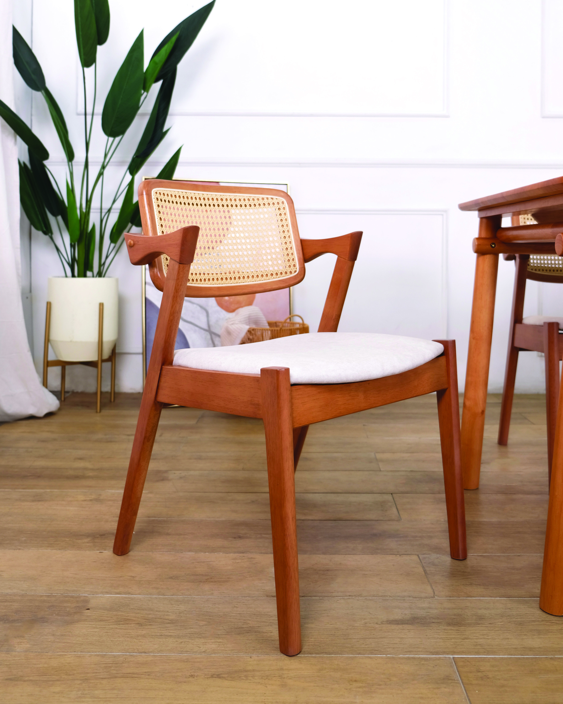 Mika Table + Gavin Chair (Light Walnut) Set_2