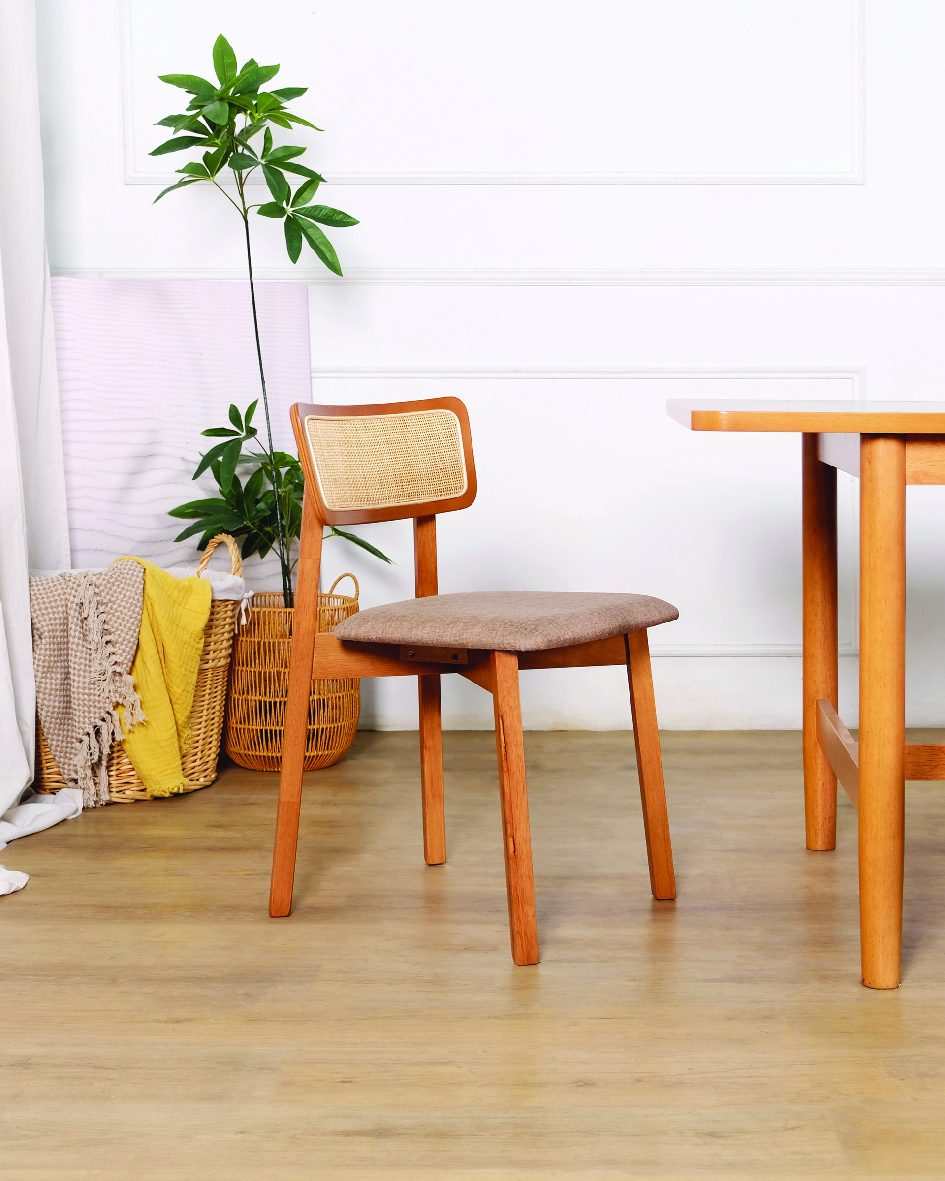 Winnie Table + Lily Chair (Light Walnut) Set_2