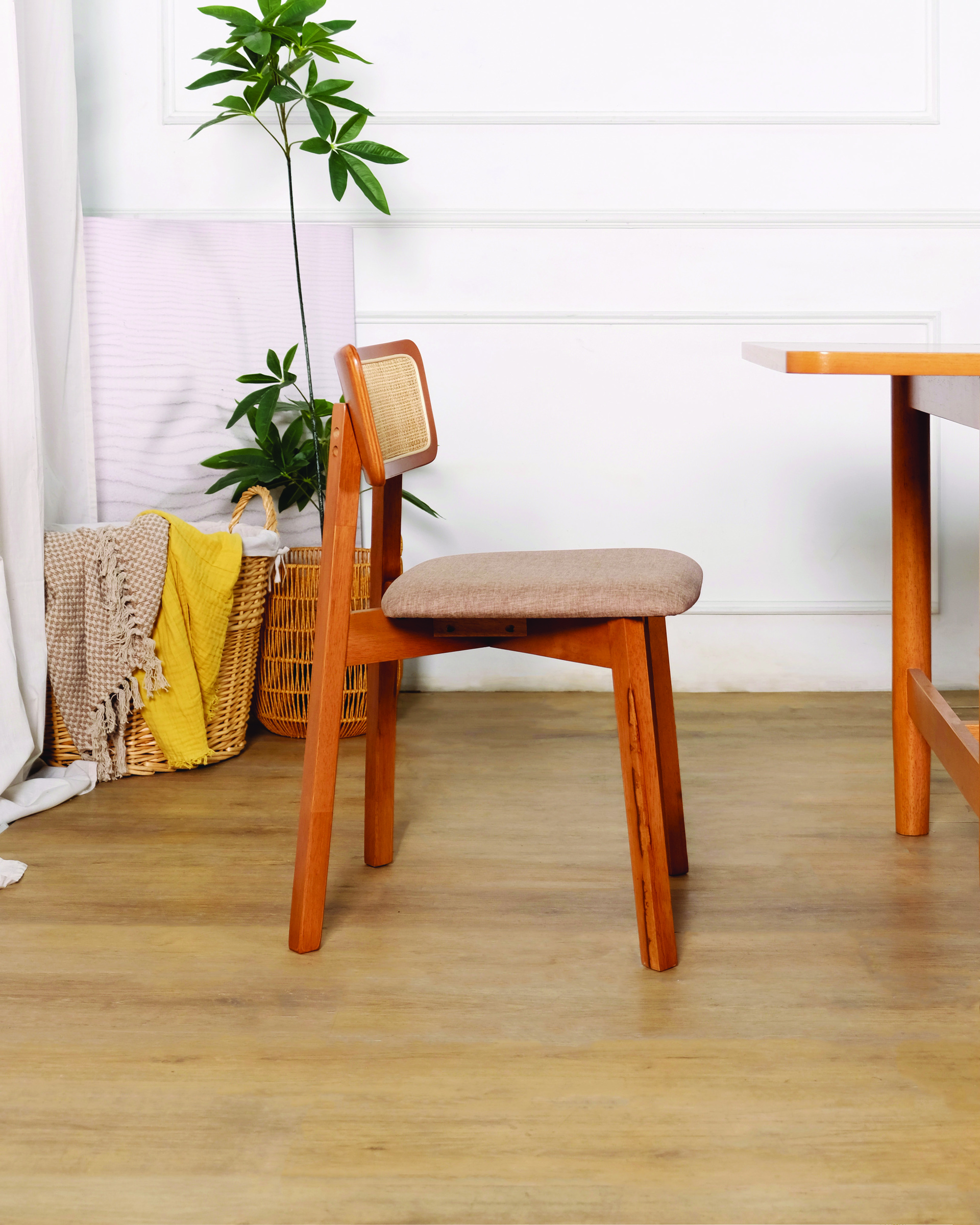Winnie Table + Lily Chair (Light Walnut) Set_3