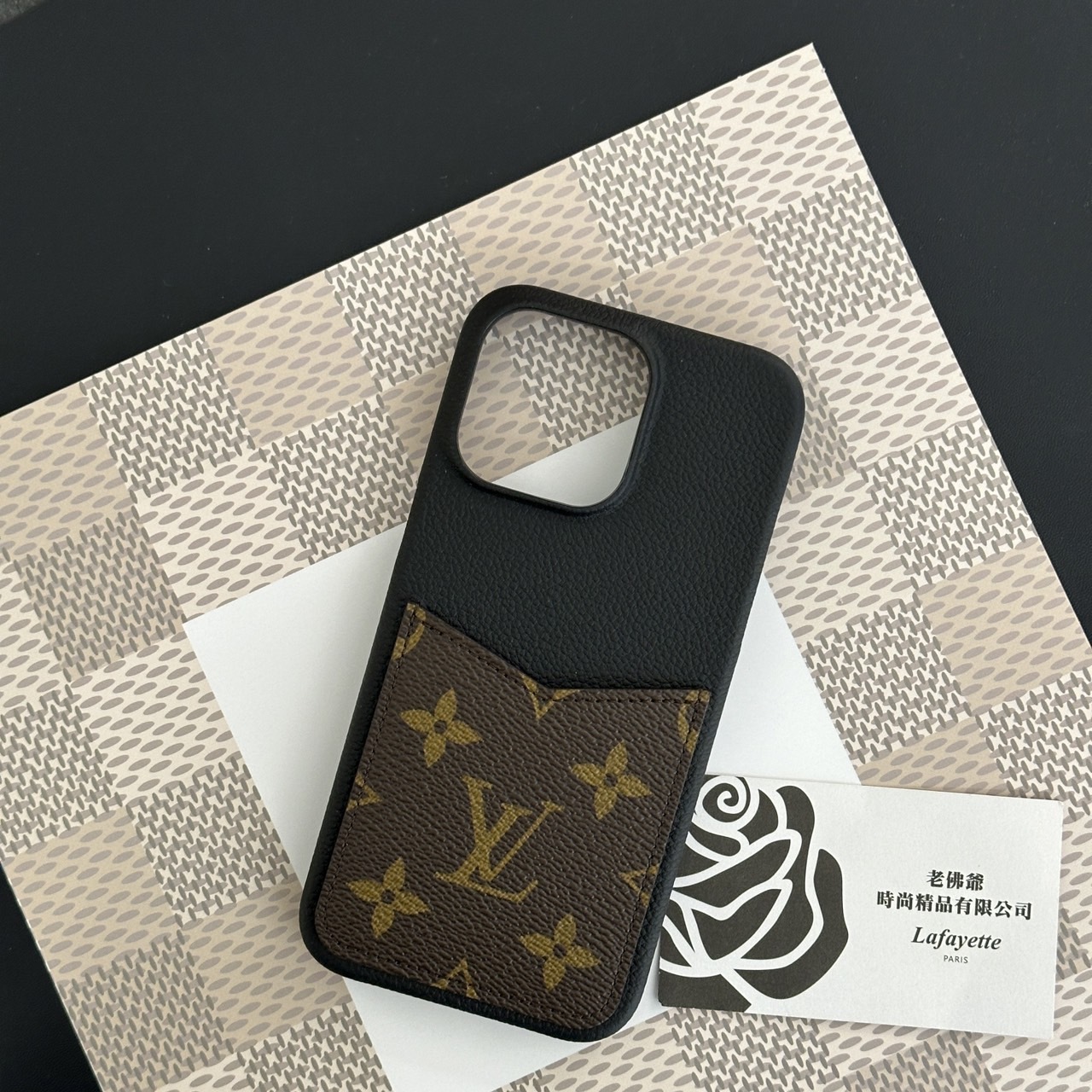 ♢預購♢ LOUIS VUITTON M82888 iPhone 15 Pro Max 保護套– 老 ♢預購♢ LOUIS VUITTON M82888 iPhone 15 Pro Max 保護套– 老