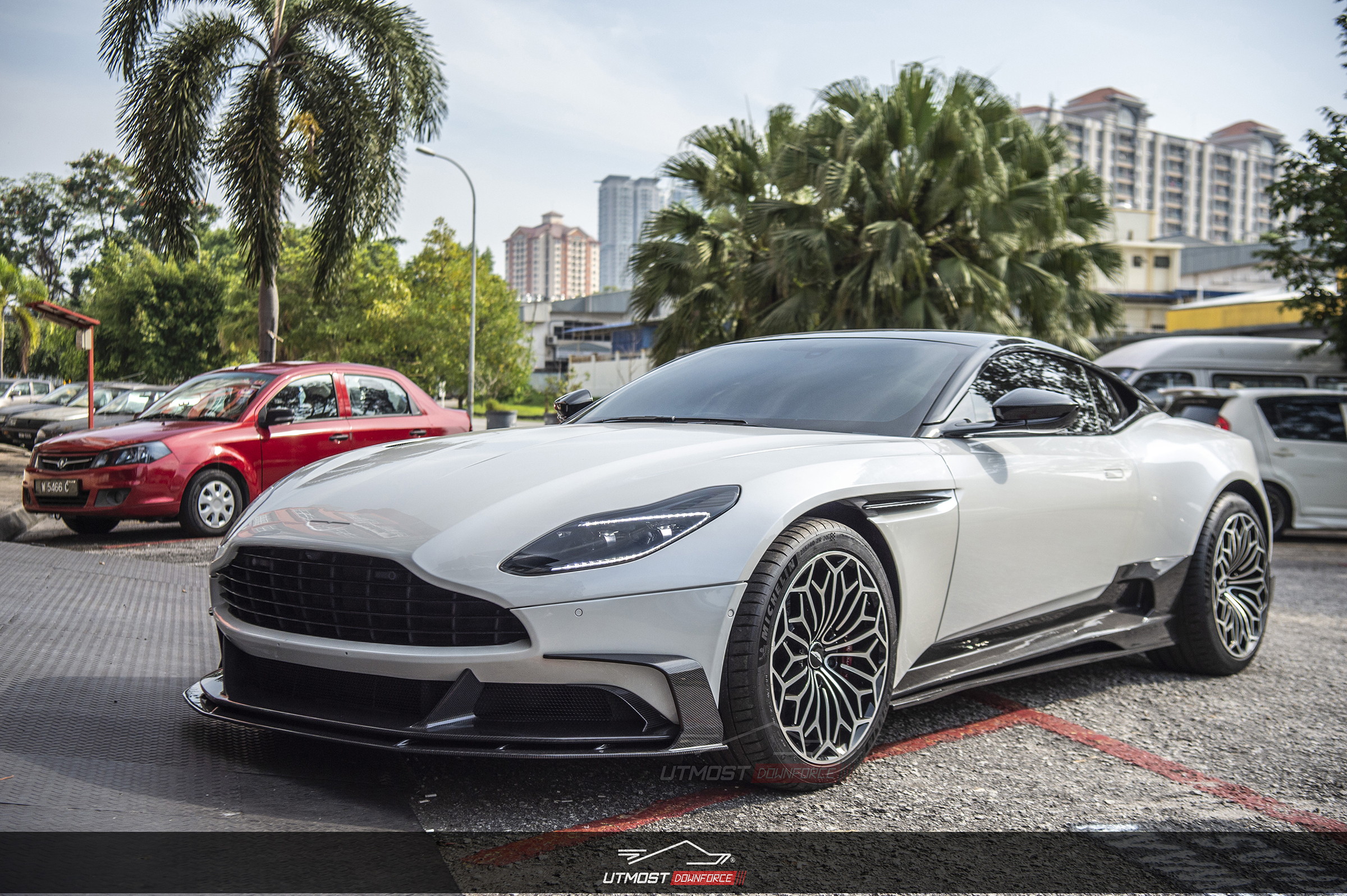 Paktechz パクテクツ アストンマーティン DB11 フロントスプリッター　カーボン　フロント　スプリッター　トリム　ダクト Aston Martin DB11 Paktechz Carbon Fiber Rear Spoiler