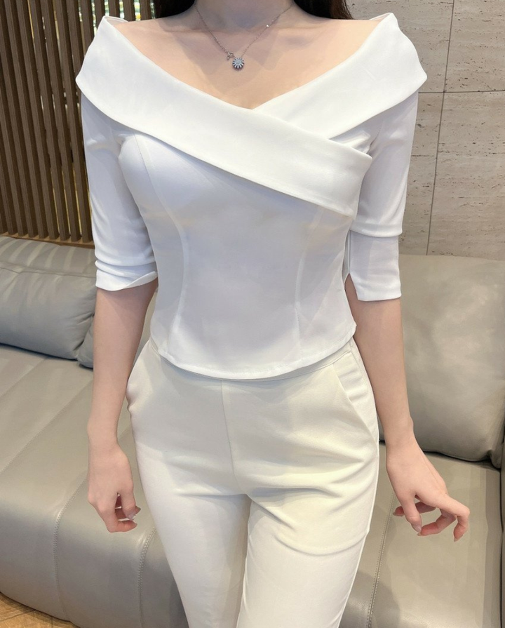 Off shoulders blouse