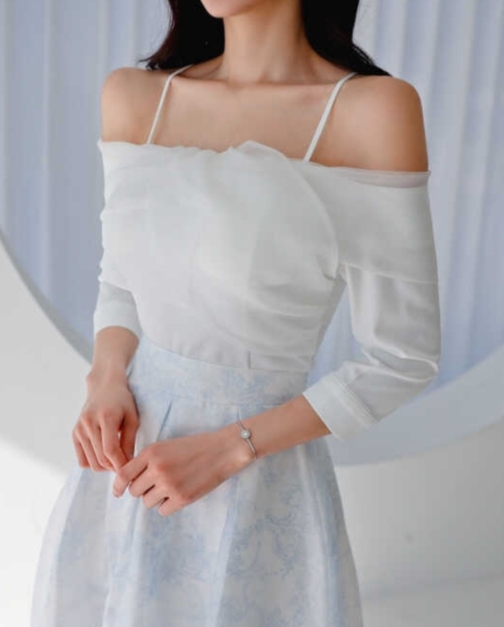 Off shoulders ribbon blouse